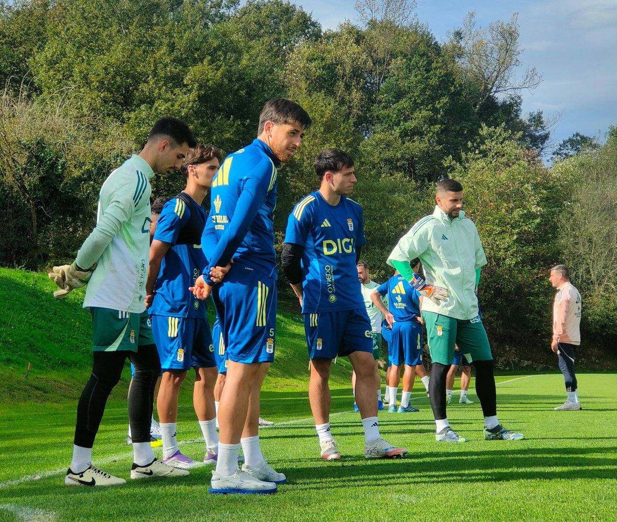 Martes en El Requexón. Primer entrenamiento del Real Oviedo tras el 0-0 ante Osasuna. 

JAIME COBALLES (2006), delantero del Vetusta, se estrena con el primer equipo. También está Pablo Agudín, claro.