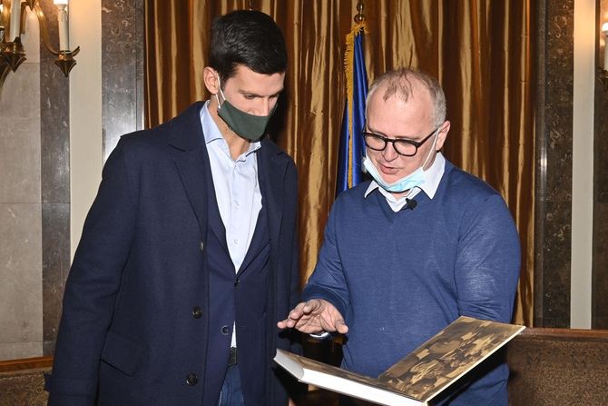 Tochkonja's tweet photo. Sindrom Novak Đoković: dok je trajala stabilokratija, dok je stric mogao da pravi kombine sa režimom i da ih lagano realizuje, dotle je ćutao. Kad je postalo jasno da je dara preterala meru, onda je usledila i neka, vrlo umerena, njegova reakcija. Dovoljna da blatoidi i čauši opletu po njemu. Svi ti oportunisti su peti stub režima, da ne kažem baš da su peta kolona, ali svakako dok ih nije dodirivalo, nije ih nigde bilo, bili su neutralni, "neću da se mešam u politiku" itd. Mnooogo su doprineli opstanku režima, ali nemojte imati nedoumice oko ovoga. Računica je u pitanju.