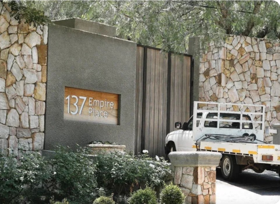 sa_crime's tweet image. KATISO MOLEFE&apos;S LUXURY HOME PREVIOUSLY SOLD ILLEGALLY THROUGH IDENTITY THEFT

The luxury property owned by Mr. Katiso “KT” Molefe has once again come under the spotlight after reports emerged that it was unlawfully sold in 2014 through identity theft—without the owner’s knowledge…
