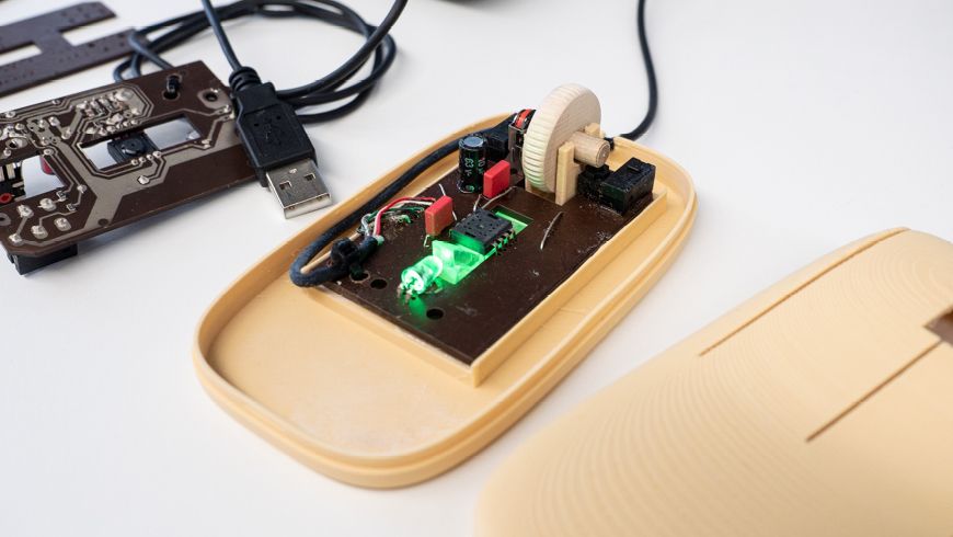RenewableCNews's tweet image. A computer mouse made of wood: Green electronics thanks to biodegradable circuit boards renewable-carbon.eu/news/?p=169810 #biodegradability #bioeconomy #biomaterial #circuitboards #electronics #lignocellulose #wood #woodbased #RenewableCarbon