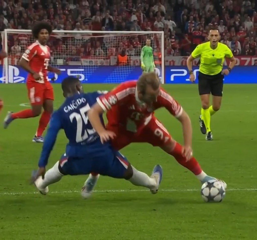 ItsIsaacAFC's tweet image. Chelsea fans have been trying so hard to find happiness in saying Moises Caicedo is better than Declan Rice. But here we are — same scenario, and Rice handles it with ease almost whenever he plays for Arsenal. Guess who’s always the one giving away penalties though?  💀