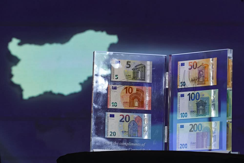 Председателят на Европейската централна банка Кристин #Лагард и управителят на БНБ Димитър Радев показаха как ще изглеждат #българските #евробанкноти, след като по-рано участваха в конференцията „България на прага на #еврозоната”, която се проведе в резиденция „Бояна”, гр.София.