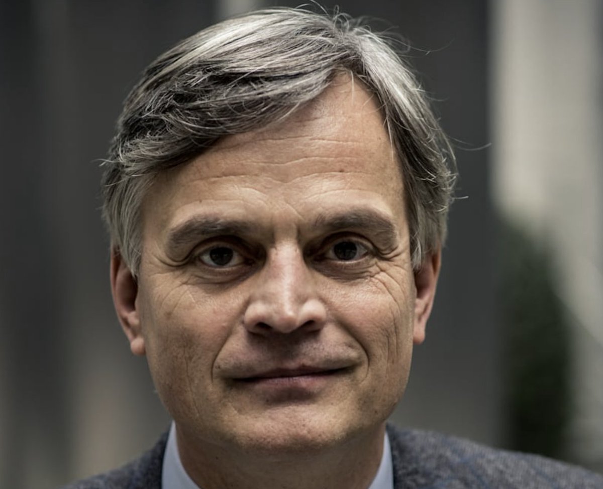 Das Leben eines patriotischn Politikers in Deutschland:

- 5 Brandanschläge in 12 Monaten auf Autos vor seinem Haus.

- Alle Fahrzeuge wurden vollständig zerstört, darunter sein eigenes, das seiner Frau und mehrere Fahrzeuge von Nachbarn.

- Die Mietwohnung steht aufgrund von