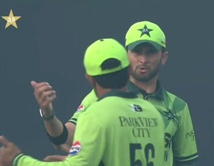 high_hopeful's tweet image. &quot;sOuRcEs&quot; reportedly said that Babar Azam called Shaheen and abused him severely. &quot;*********** sahi bowling kara&quot;

In reply, Shaheen said &quot;tu apna kam kar, mai kaptaan hu. ja field kar nhi th bahr bhet ja&quot; 
The situation escalated and as seen in the pictures, they were about to…