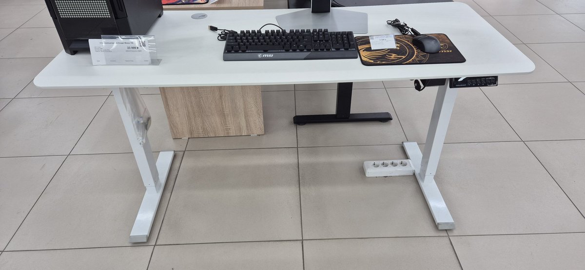 Вот все думаю брать по типу таких 2 стола на двоих или найти 1 какой-то длинный 🤔
В этом не понравился скос на углу, что можно что-то поставить и уронить