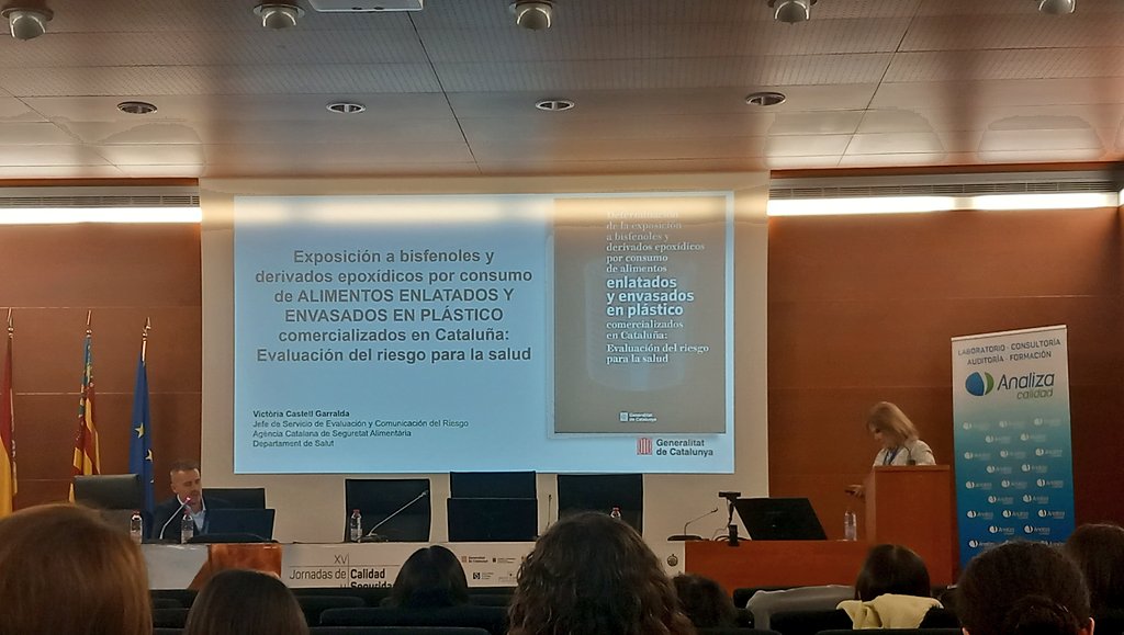 Analizabcn's tweet photo. Con Victória Castell de la #Gencat  nos informa sobre la exposición a #bisfenoles y derivados epoxídicos por consumo de alimenyos enlatados y evasados en plástico.

#JornadasAnaliza
#Valencia #UPV
#SeguridadAlimentaria https://t.co/T4E4KNnRUZ