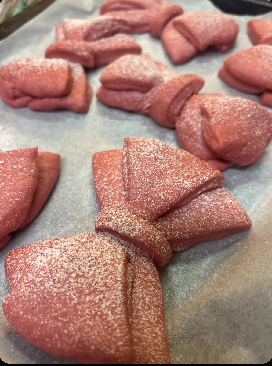 リボンパン作ったんだ🎀
高校の授業以来作ってなかったけどその時より上手くできた！
味は見ての通りイチゴ🍓✨

#一条カオリ最強