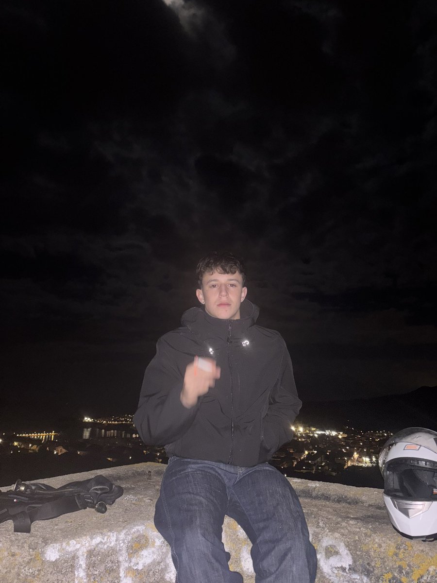 iconsindsquared's tweet photo. mi novio pidiéndome salir en un mirador de su pueblo en la playita mientras escuchamos el álbum de tarchi pa luego darme un paseo en moto 10/10 https://t.co/ONqaaUNBjg