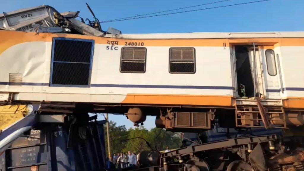 Sudhirsingh077's tweet image. छत्तीसगढ़ के बिलासपुर में एक बड़ा रेल हादसा हुआ है, जिसमें 8 लोगों के मौत की खबर आ रही है. जबकि कई लोग घायल हुए हैं.

#BREAKING #MemuTrain #bilaspur