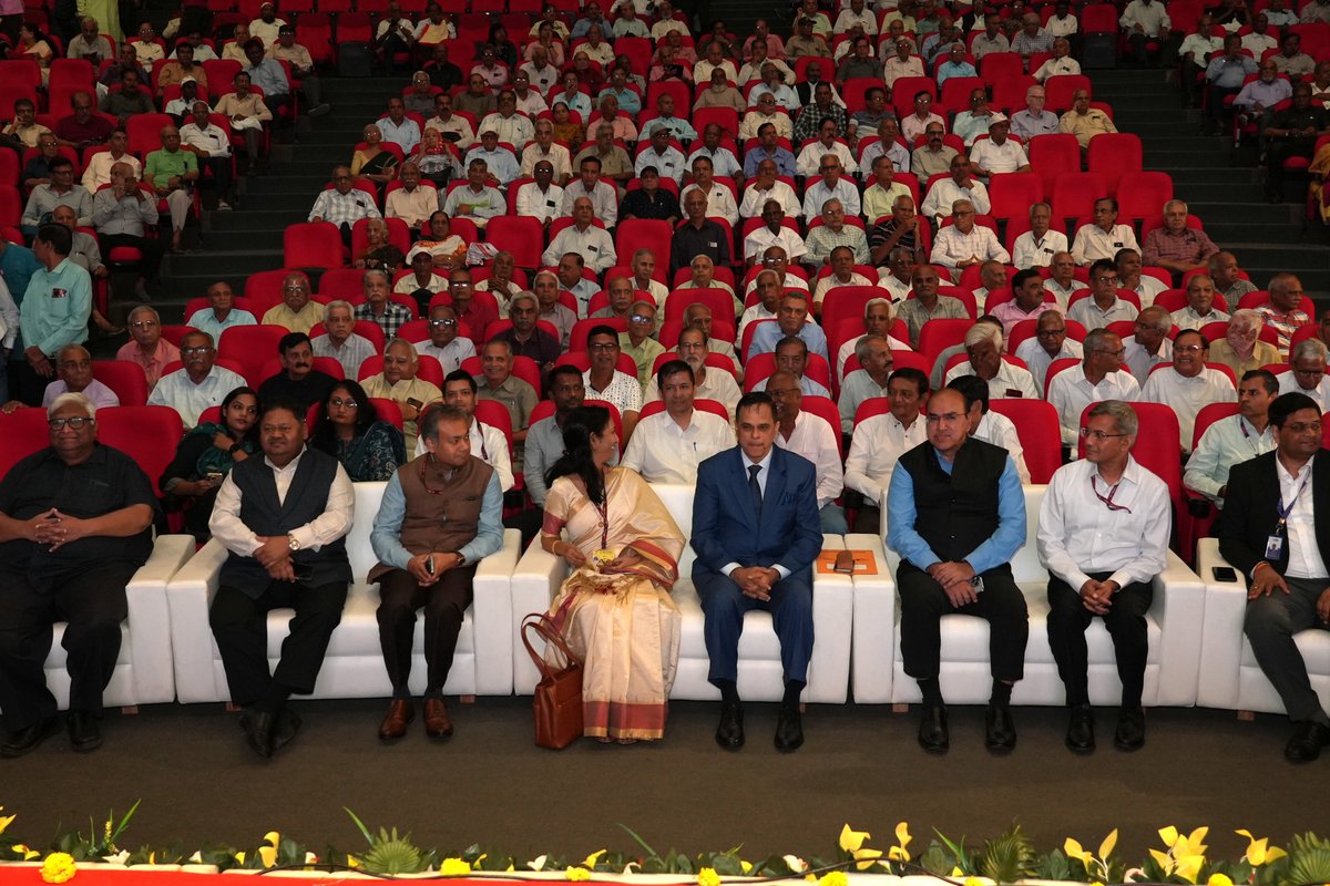 DOPPW_India's tweet image. In the Mega Camp organized by O/o Controller of Communication Accounts, Gujarat, on 4th  November, 2025 at Tagore Hall, Ahmedabad, senior officials of DoPPW and O/o CGCA had a ceremonial group photograph with all the participating pensioners.
#DLCCampaign4

@PMOIndia…