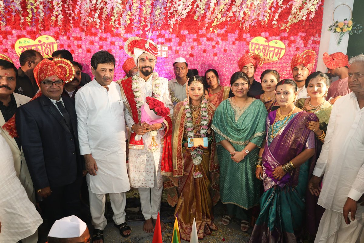 अर्धापूर येथील प्रतिष्ठित नागरिक ज्ञानेश्वरराव शेटे पाटील यांचे सुपुत्र चि. पुरुषोत्तम व सुगाव कॅम्प, ता. मुखेड येथील अमृतराव पाटील यांची सुकन्या चि.सौ.कां. आकांक्षा यांच्या शुभविवाह सोहळ्याला उपस्थित राहून वर-वधूला शुभेच्छा दिल्या व दोन्ही कुटुंबियांचे अभिनंदन केले.