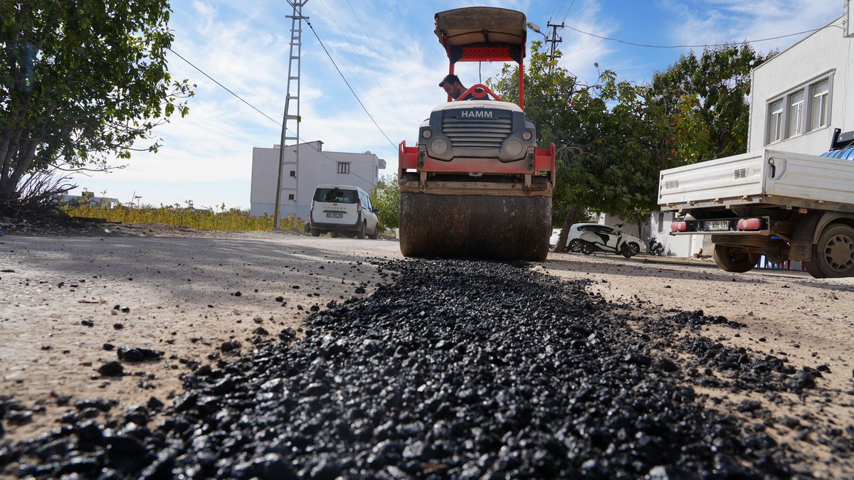 🚧 Fen İşleri Müdürlüğü ekiplerimiz Alitaşı Mahallemizdeki Feleket Küme Evleri yolunda asfalt serim ve yol tadilat çalışmalarına devam ediyor.

👷🏻Asfalt yama ve yenileme çalışmalarımızı aralıksız sürdürüyor, daha güvenli ve konforlu bir Adıyaman için var gücümüzle çalışıyoruz.