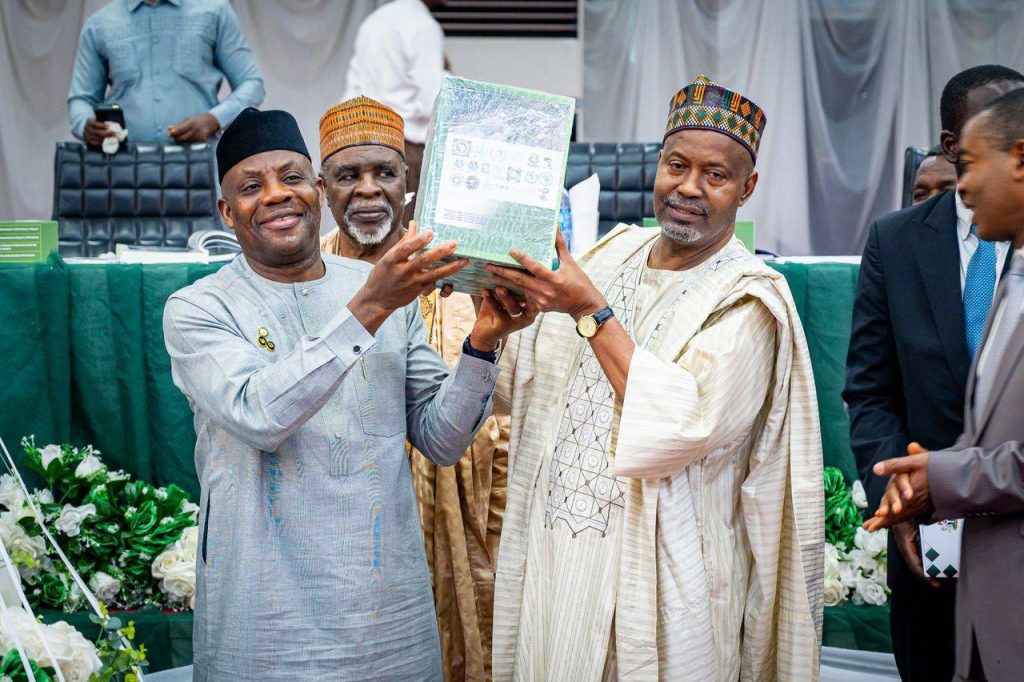 the_ACEProject's tweet image. The ACE Project marks a new milestone as the Minister of Education in Nigeria launches the ACE Alliance &amp;amp; Compendium on Key Achievements &amp;amp; Impacts of the project, celebrating a decade of advancing #highered, research &amp;amp; innovation in Africa
Read: tinyurl.com/yc2efskd
#ACEImpact