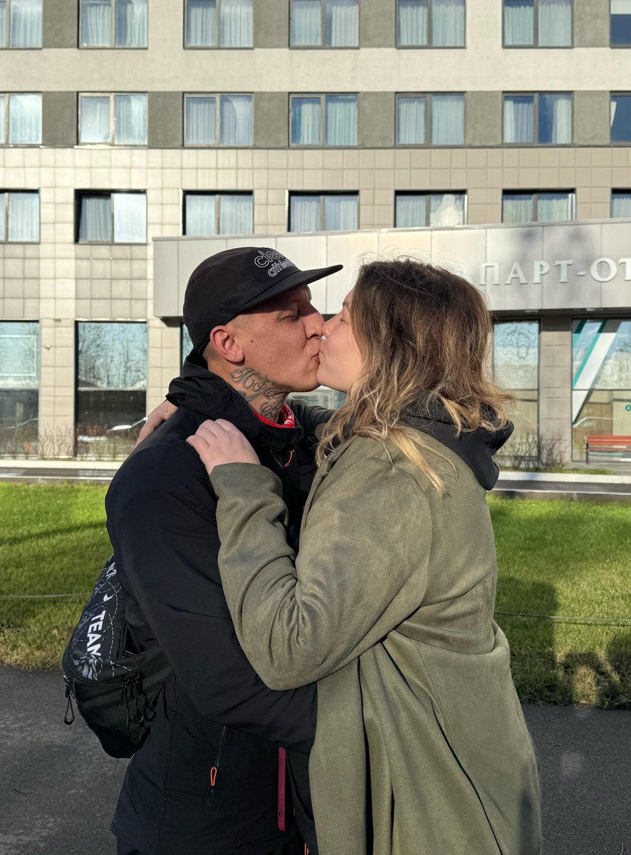 В третий раз помахала платочком и отправила в Антарктиду.
Люблю этого полярника 🖤