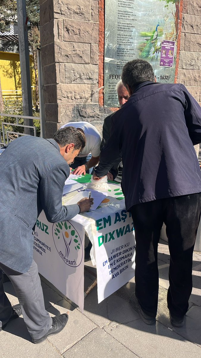 “Barış istiyoruz çünkü”
İmza kampanyası stant çalışması…

Barışa olan inancımız halkımızın desteği var olan umudumuzu daha çok güçlendiriyor…

#Feqıye teyran parkı devam ediyor …

<a href="/DEMPartiWan/">DEM PARTİ WAN</a> 
<a href="/dbp_wan/">DBP WAN</a> 
<a href="/dbp_reyaarmuse/">DBP İpekyolu / Van</a>