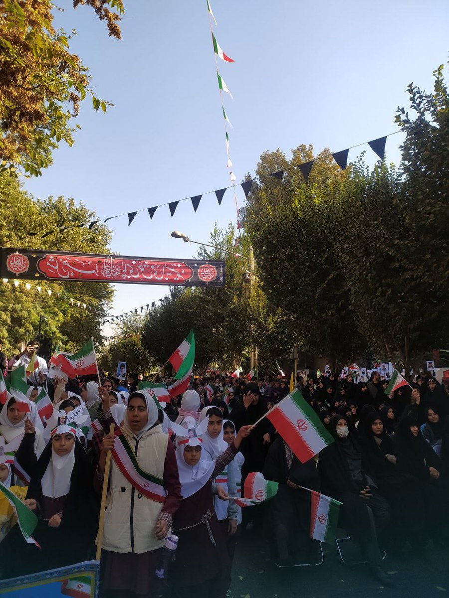 مردم با بصیرت و ولایتمدار و آگاه و دانش آموزان آینده ساز ایران اسلامی با در دست داشتن پرچم ایران با سر دادن شعارهای استکبارستیزی در راهپیمایی ۱۳ آبان ۱۴٠۴ شرکت کردند. 
#روایت_مقاومت
#GreatSatan
