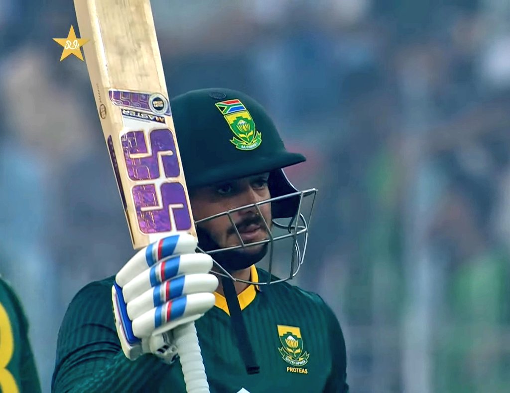 Ctrlmemes_'s tweet image. Quinton De kock came back after 2 years playing first match after retirement hits half century to premium pacers of Pakistan 🤣

#PAKvsSA