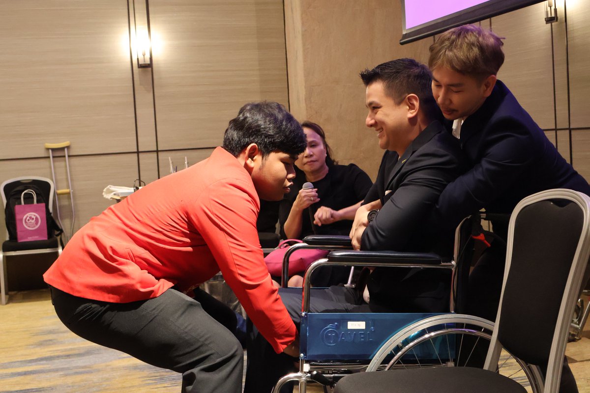 APCDAsiaPacific's tweet image. 🌟 Conrad Bangkok &amp;amp; APCD complete the Level 1 course on “Understanding Customers &amp;amp; Staff with Disabilities.”
23 staff from all key departments trained to deliver 5-star inclusive hospitality.
Excellence is accessible for all. 💙♿

#ConradBangkok #APCD #InclusiveExcellence #5Star