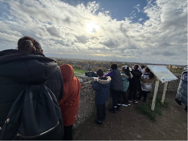 _DWPS_'s tweet image. Pupils have been learning about compass points, drawing what they see and interpreting their map skills from the top of Northala Hills.

#MapSkills #NorthalaHills