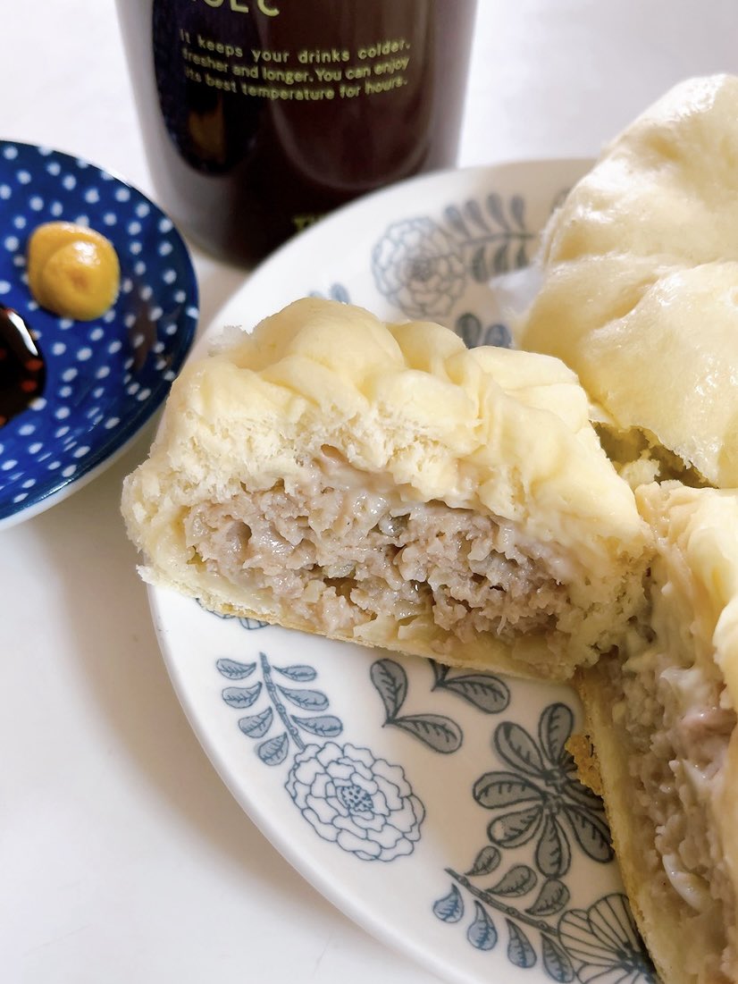 昨日作りました肉まんです
具材はひき肉と玉ねぎオンリーのが好きです
思ってたんとちゃうかったけど美味しかったです

#料理記録 #おうちご飯 #晩酌のおとも #肉まん