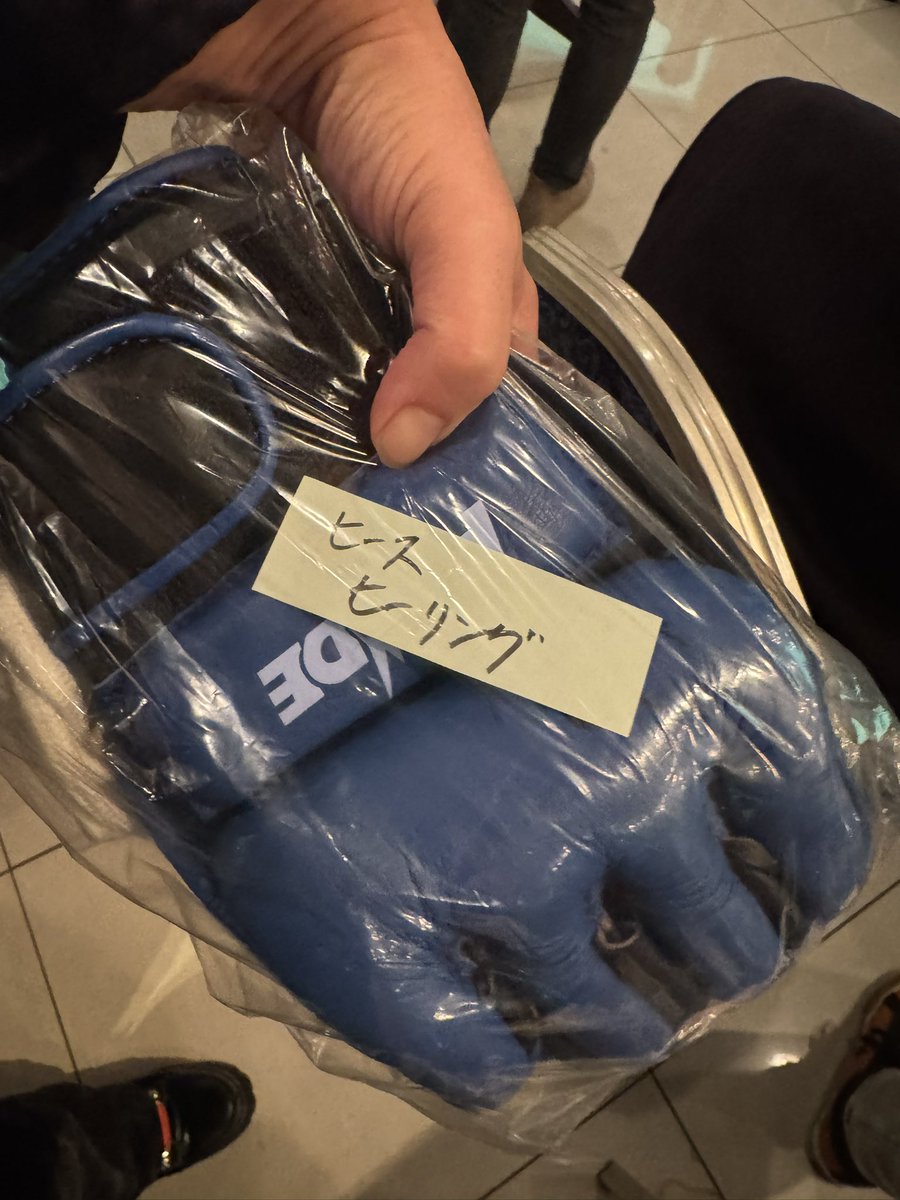 nassy_takanashi's tweet image. #PRIDE 同窓会のジャンケン大会で、ヒースヒーリングの使用済みサイン入りグローブを手に入れたヽ(=´▽`=)ﾉ