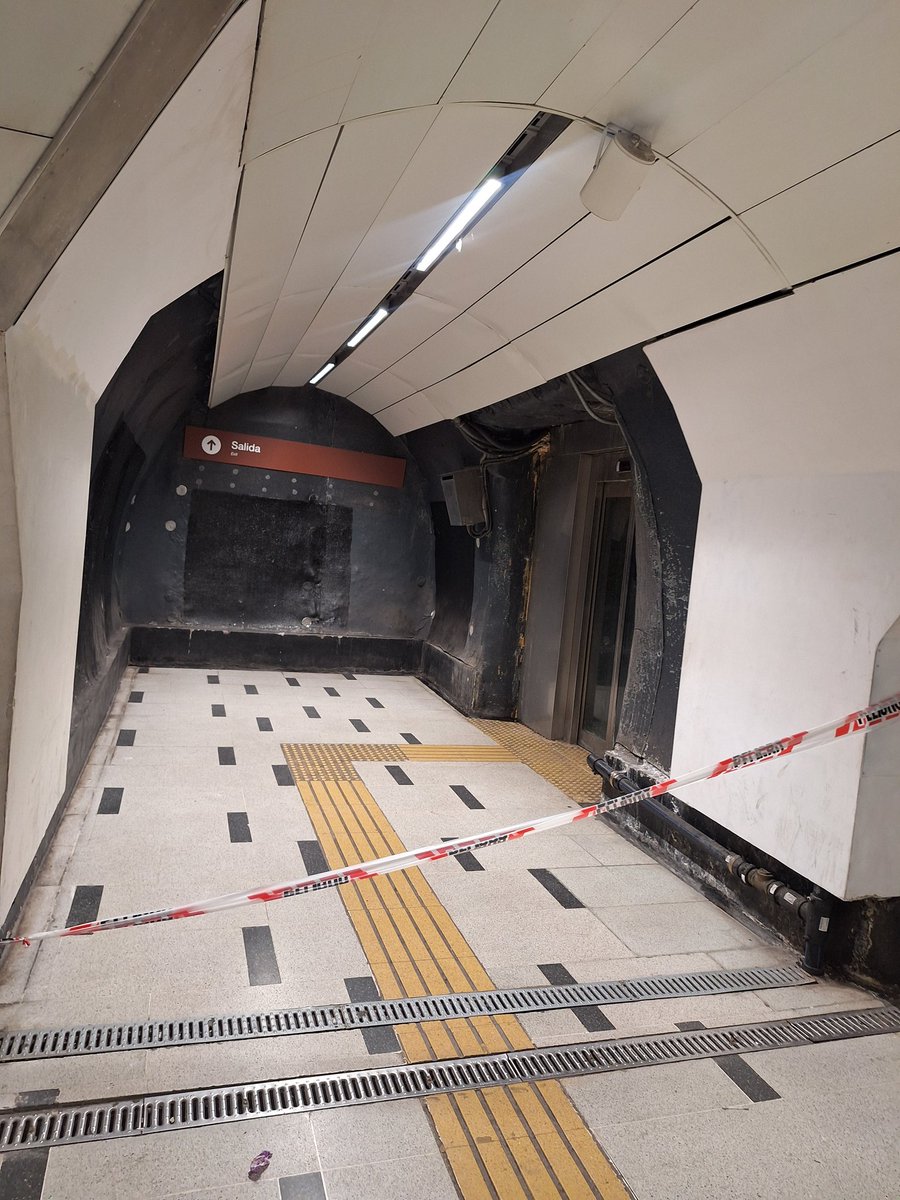 vvjdk_'s tweet photo. @metrodesantiago Ascensor combinación plaza de armas lleva como 2 meses malo, esta es una estación con gran afluencia de adultos mayores y personas con dificultad para movilizarse y ustedes tienen el ascensor malo con una cinta penca tapando la pasada, asco de mantención para el cobro del pasaje! https://t.co/FfB3iX4a48