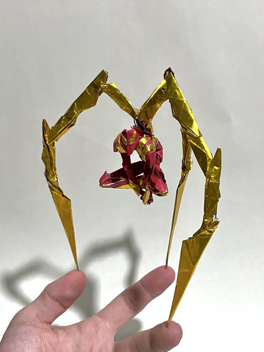 おりがみでアメコミ版アイアンスパイダーを折りました。
手に乗ってくれます。

#マーベル #スパイダーマン #折り紙 
#Marvel #Spiderman #origami