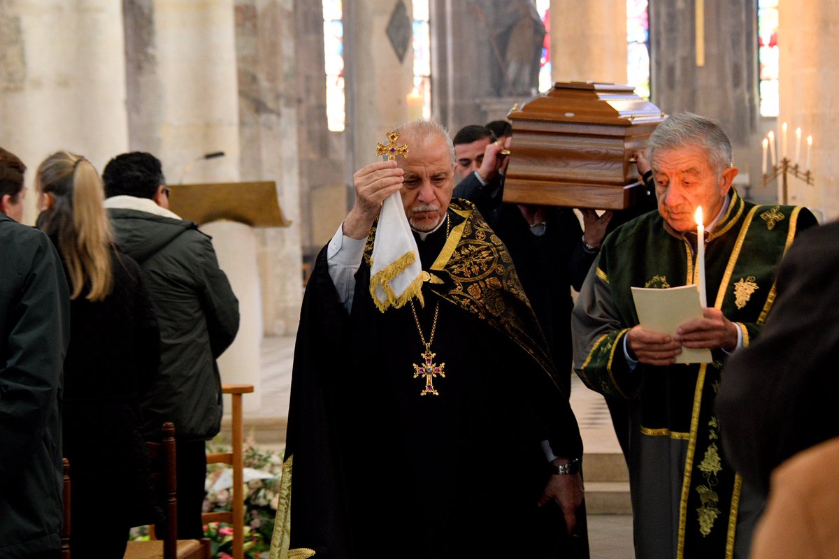 AznavourFound's tweet image. En présence de sa famille – entourée de ses nièces et neveux, de ses amis proches et de membres de la communauté arménienne – le départ d’Aïda Aznavour-Garvarentz a été honoré dans une atmosphère d’une sobre dignité et d’un profond recueillement.

Sa disparition, à l’âge de 102…