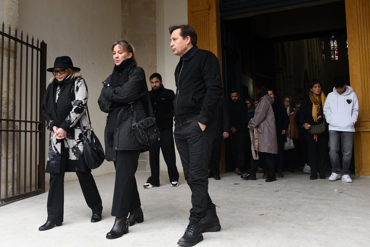 AznavourFound's tweet image. En présence de sa famille – entourée de ses nièces et neveux, de ses amis proches et de membres de la communauté arménienne – le départ d’Aïda Aznavour-Garvarentz a été honoré dans une atmosphère d’une sobre dignité et d’un profond recueillement.

Sa disparition, à l’âge de 102…