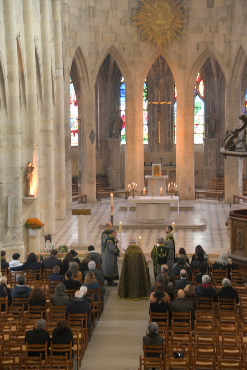 AznavourFound's tweet image. En présence de sa famille – entourée de ses nièces et neveux, de ses amis proches et de membres de la communauté arménienne – le départ d’Aïda Aznavour-Garvarentz a été honoré dans une atmosphère d’une sobre dignité et d’un profond recueillement.

Sa disparition, à l’âge de 102…