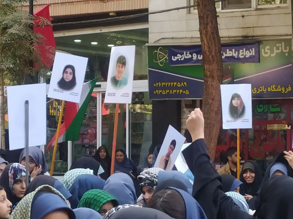 امروز یاد و خاطره ی دانش آموزانی که به دست اس. رائیل و
 آ. م. ریکای جنایتکار در ج. ن. گ ۱۲ روزه کشته شدند در خیابانهای شهرمان در راهپیمایی ۱۳ آبان ۱۴٠۴ طنین انداز شد و عکسهایشان نظاره گر مردم ولایتمدار بود.

#GreatSatan
#روایت_مقاومت