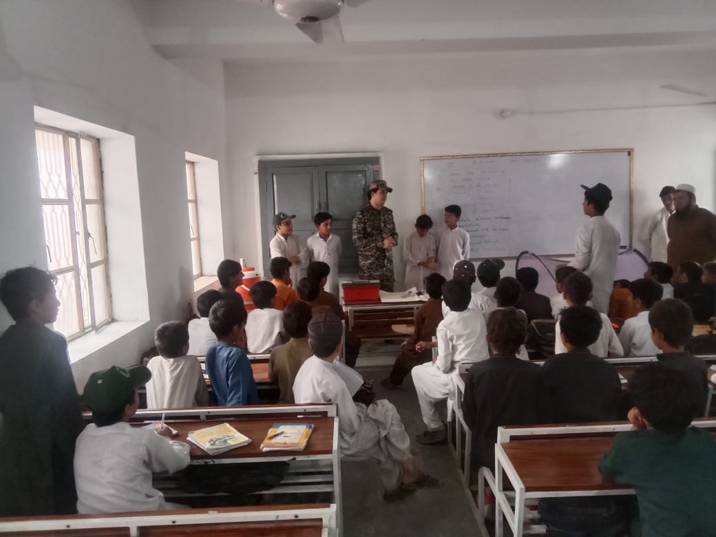 munsi_here's tweet image. قبائلی ضلع خیبر میں سیکیورٹی فورسز نے بدلتے موسم میں وبائی امراض سے بچاؤ کی مہم شروع کی فورسز کی ٹیمیں اسکولز و کالجز میں جا کر طلباء کو صفائی ستھرائی اور بیماریوں سے بچاؤ پر آگاہی دے رہی ہیں طلباء نے فورسز کی کاوشوں کو سراہا اور انکاشکریہ ادا کیا۔
#Khyber #Secuirtyforce #DGISPR