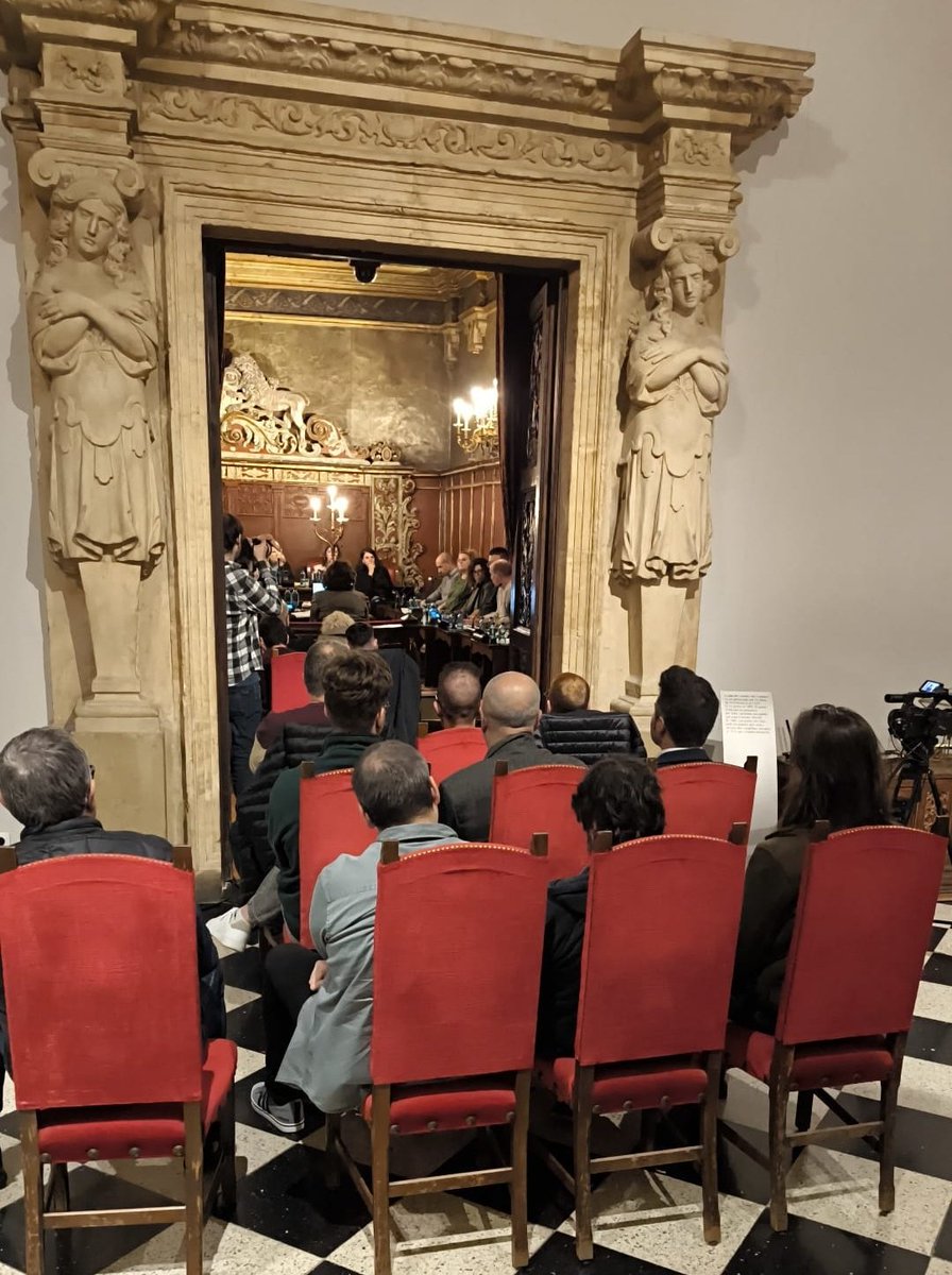 Ahir una dotzena d'afiliats d'Aliança Catalana #Vic vam omplir el ple municipal. 

Encara no hi tenim veu directa, però ja hi som, i en tindrem més de la que es pensen.

#SalvemVic amb <a href="/CatalunyaAC/">Aliança Catalana</a>