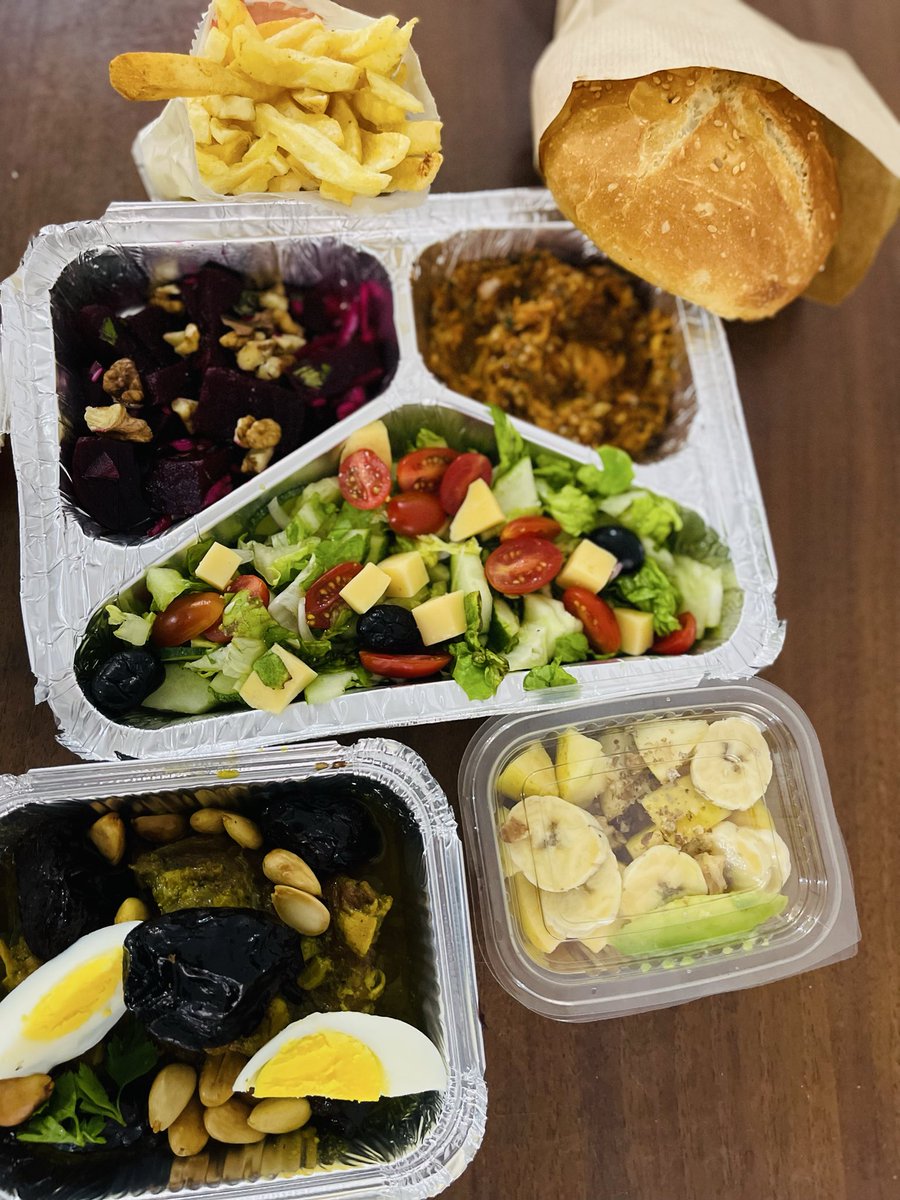 RymEcho's tweet photo. Today's order is ready! 🤩 Homemade cooking that combines power (Tagine + eggs) and freshness (salads). Fueling achievement for a productive day. Bon appétit!
#InspirationalLunch #CreativityFuel https://t.co/jasV8yYbUG