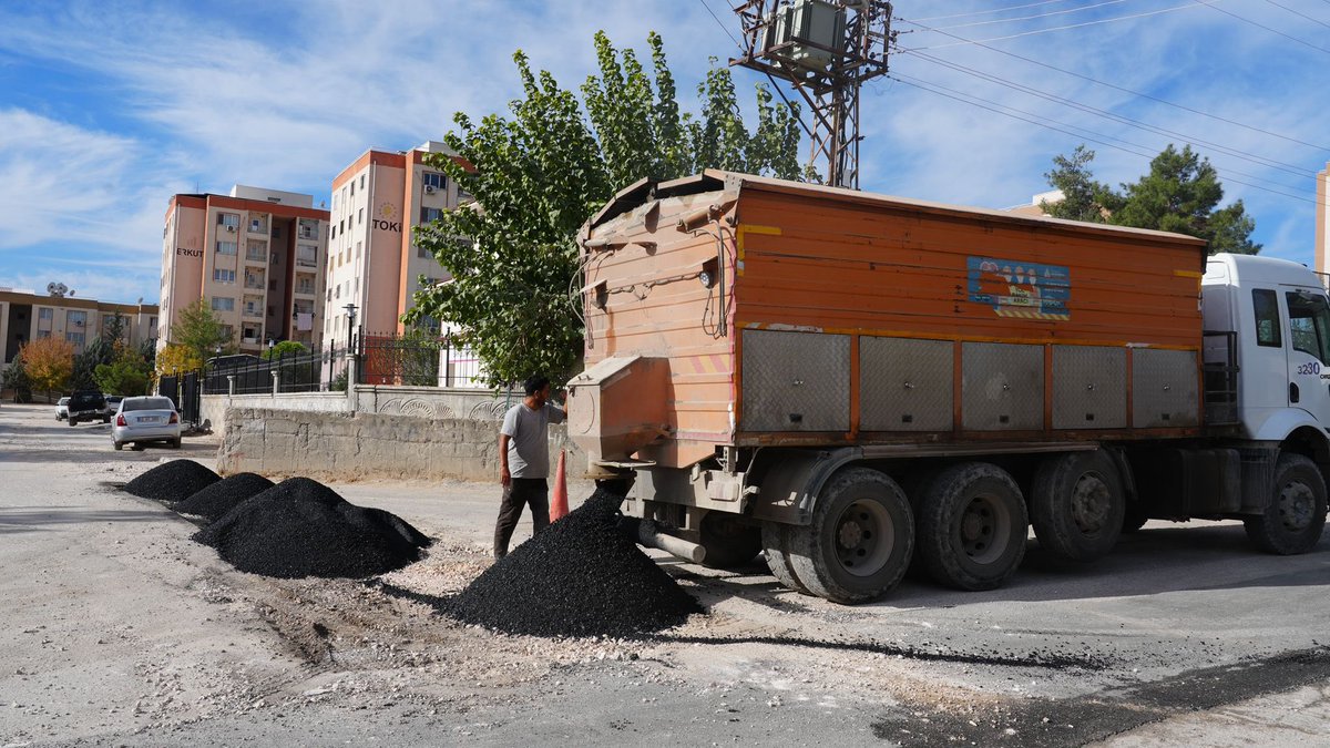 🚧 Bahçecik Mahallemizde, altyapı çalışmaları nedeniyle zarar gören Eski Samsat Caddesi Fen İşleri Müdürlüğü ekiplerimiz tarafından titizlikle onarılıyor. 

👷🏻Asfalt yama ve yenileme çalışmalarımızı aralıksız sürdürüyor, daha güvenli ve konforlu bir Adıyaman için var gücümüzle