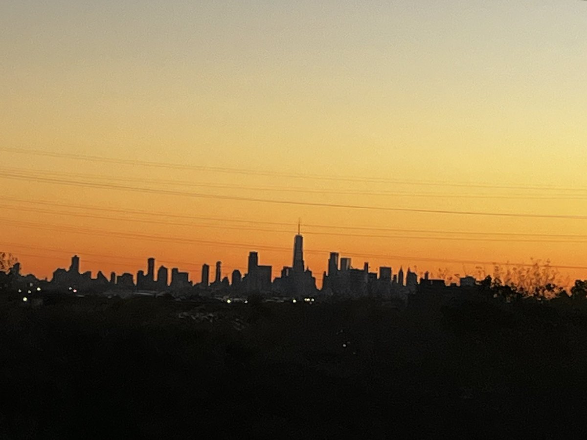 sudbri's tweet image. Tuesday morning pre-sunrise NYC!! @StephanieAbrams @JimCantore @JenCarfagno @SamChampion @nynjpaweather @JGodynick