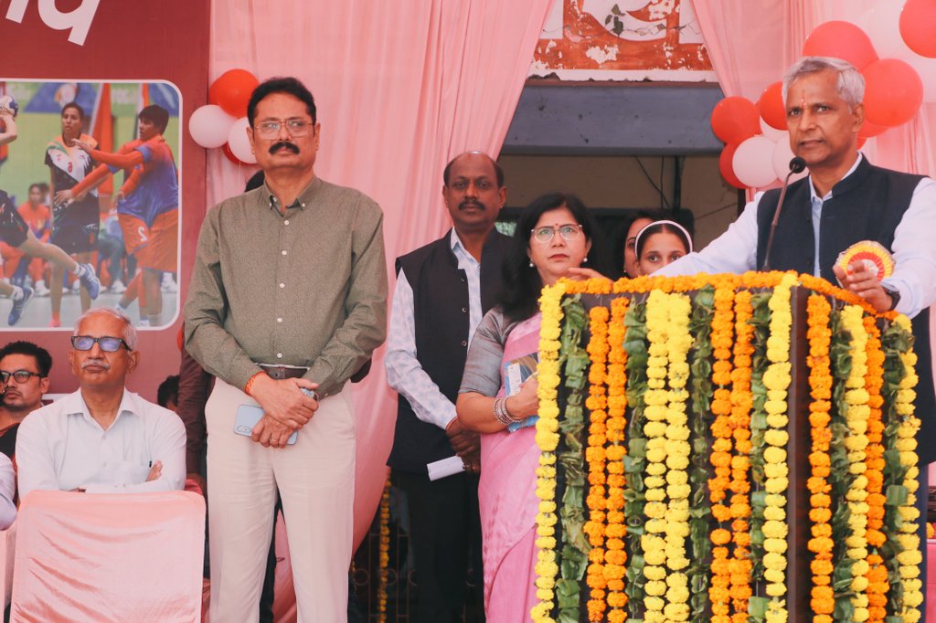 मण्डल आयुक्त महोदय द्वारा हैंडबॉल प्रतियोगिता में विजयी टीम को ट्रॉफी देकर पुरस्कृत किया गया, वहीं खिलाड़ियों को उनके उज्ज्वल खेल भविष्य की शुभकामनाएं दी.