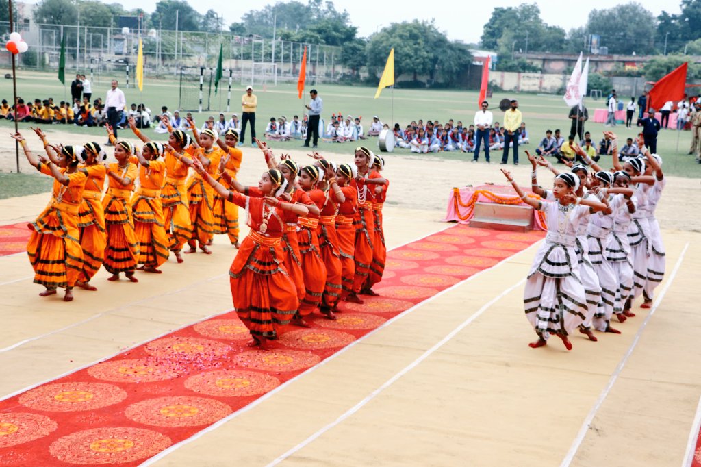 एकलव्य स्टेडियम में 69वीं प्रदेशीय माध्यमिक विद्यालय हैंडबॉल प्रतियोगिता के समापन समारोह में मुख्य अतिथि के रूप में मण्डल आयुक्त श्री शैलेन्द्र कुमार सिंह जी मौजूद रहे.

समापन अवसर पर बच्चों द्वारा रंगारंग सांस्कृतिक प्रस्तुति दी गयी.

<a href="/CMOfficeUP/">CM Office, GoUP</a>
#sports #Handball