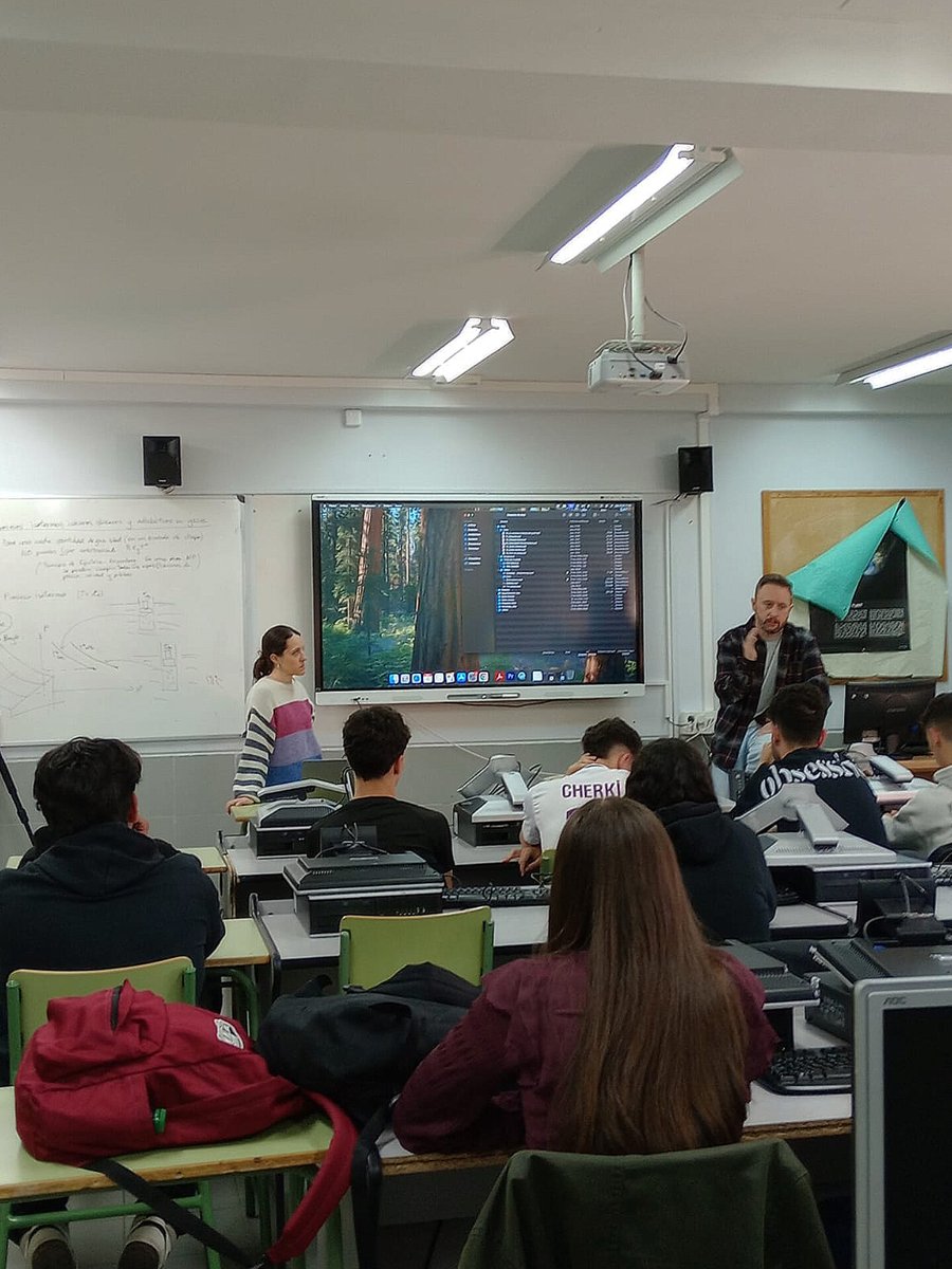 oficial_mcip's tweet image. 👁️El #IESVirgenDeLaCalle ha sido el segundo punto de encuentro entre jóvenes y el séptimo arte. En esta ocasión, han sido lxs alumnxs de ESO y bachillerato los que han recibido este #taller informativo de mano de Pablo García y Laura García de @VisualCrea2010 para esta 35 #MCIP