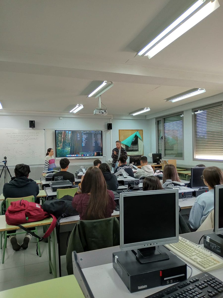 oficial_mcip's tweet image. 👁️El #IESVirgenDeLaCalle ha sido el segundo punto de encuentro entre jóvenes y el séptimo arte. En esta ocasión, han sido lxs alumnxs de ESO y bachillerato los que han recibido este #taller informativo de mano de Pablo García y Laura García de @VisualCrea2010 para esta 35 #MCIP