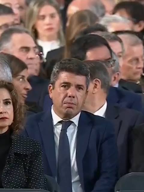 NI LA FLEXICINTA

NI TU PUTA DIMISIÓN DE MIERDA

ARREGLARÁN LO QUE PASÓ EN VALENCIA

CARLITOS