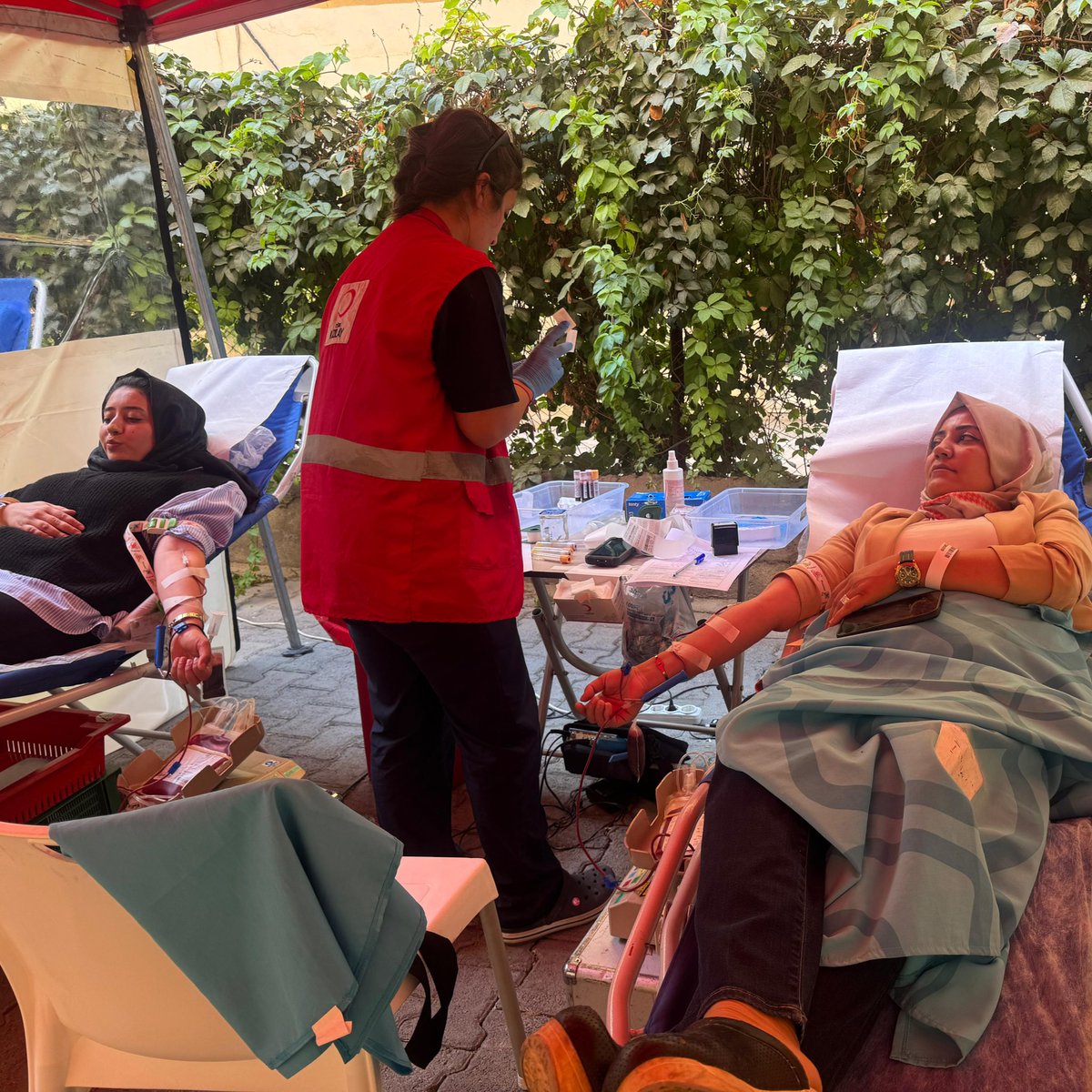 AK Parti Haliliye İlçe Başkanlığı ‘Kan Bağışı Kampanyamıza katılım sağlayan;

KADEM İl Temsilcisi Ayşe Çetinkaya ve yönetimine duyarlılıklarından ötürü teşekkür ederiz. 

#SensizOlmaz #Kızılay #30GündeŞanlıurfa 

<a href="/RTErdogan/">Recep Tayyip Erdoğan</a> <a href="/abuyukgumus/">Ahmet Büyükgümüş</a> <a href="/bybekirbozdag/">Bekir  Bozdağ</a> <a href="/hakanaksu058/">Hakan AKSU 🇹🇷</a> <a href="/farukaytek/">Faruk Aytek</a>