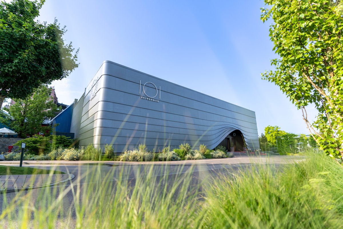 Zum 3. Geburtstag von #Eatrenalin öffnen wir heute neue Buchungsslots! 🍽️ Buche unser weltweit einzigartiges Fine-Dining-Erlebnis bis zum 27.03.2026. Kombinierst du es mit einer Übernachtung – was ich definitiv empfehle  – kannst du bereits bis zum 10.01.2027 im Voraus buchen.