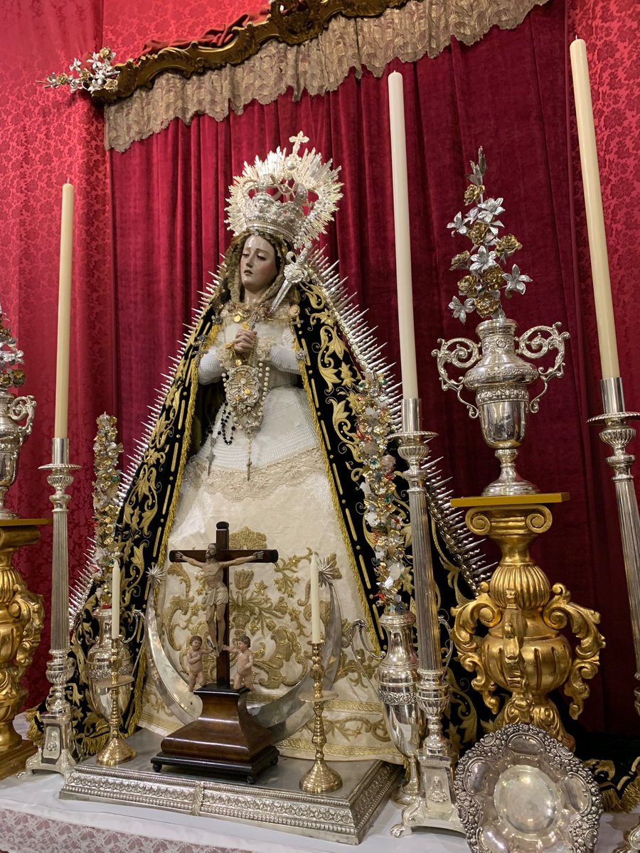 [CULTOS DE REGLAS] 
Con motivo de los cultos de reglas en honor de Nuestra Señora  Reina y Madre del Carmen Doloroso, nuestra Hermandad  Sacramental ha dispuesto este altar efímero a la Santísima Virgen. 
#CofradiasMLG #SacramentaldelCarmenDoloroso