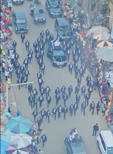 nathanielolymp's tweet photo. En #Guinée comme ailleurs, pourquoi organiser une élection présidentielle, lorsqu’on est déjà vainqueur ?

Lorsque les militaires prennent le pouvoir, ils agissent en dernier rempart contre le désordre politique, parce que toutes les digues civiles ont sauté. Ils sont ovationnés par la population.

Dans l’ambiance survoltée de leur arrivée au pouvoir, ils prennent seuls, et sans contraintes, l’engagement de rendre le pouvoir à l’issue de la transition. Soudainement ils renient leur parole.
A bien analyser, on peut conclure que c’est l’ambition personnelle qui a pris le pas sur l’intérêt général. Le goût du pouvoir s’est installé à la pratique. Les militaires ne veulent plus se départir des honneurs et des avantages matériels liés à l’exercice du pouvoir.

L’engagement inconditionnel envers le peuple disparait sur l’autel de l’égoïsme et de l’ambition personnelle. On manipule le peuple avec des concepts vendeurs, comme le patriotisme, la lutte contre la corruption, la souveraineté, le panafricanisme ou la bonne gouvernance.
Ce faisant, les militaires s’éloignent des attentes de leurs concitoyens, ils appellent à leurs côtés les barons de l’ancien régime qui reviennent avec leurs vieilles habitudes. Et l’écart commence à se creuser entre les autorités de transition et la population.

Les premières protestations surviennent ainsi que les premières répressions. Et on retombe dans les travers du régime déchu, avec le clientélisme, et le népotisme. La corruption refait surface, tandis que les investisseurs restent éloignés, tout comme les emplois.
Subrepticement, le régime se durcit et les voix contestataires sont étouffées. Les leaders de l’opposition ou des organisations de la société civile disparaissent ou sont jetés en prison, quand ils ne sont pas forcés à l’exil ou physiquement éliminés.

La Constitution et la loi électorale sont réécrites pour garantir la victoire du militaire à l’élection, quand celle-ci n’est pas simplement repoussée aux calendres grecques.

Les jeunes qui ont été le fer de lance de la mobilisation contre l’ancien pouvoir reprennent alors du service avec détermination. Mais, ils se heurtent très vite à la violence du régime militaire. Le dernier rempart est devenu l’obstacle à surmonter, alors qu’il n’y a plus d’autre recours institutionnel.

Les premières autorités de l’Etat commencent à voir des complots partout et opèrent des arrestations dans les rangs de l’institution militaire. Cette dernière se fractionne. Le pays se fragilise davantage, avec le risque de répétition de coup d’Etat.

Pourquoi cet éternel recommencement dans beaucoup de pays d’Afrique francophone ?
Pourquoi face à ce désastre, les organisations sous-régionales, régionales et internationales restent-elles silencieuses, laissant le peuple seul face à ses nouveaux bourreaux ?

@aliounetine16 @CheickIbtidiani @LyAissata223 @djoko_officiel @vieuxmko @ZSouroulere @OlssonJuanPablo @jilevin @PontshiMamitsho @Adimbola @dixneufsoixante @LNTribune @LCotonou45755 @AttinoG @Ndiayetrust @Mamouwa_S @coline_fay @Baconib @RamatouDe @e_ndao @hayatifall @CerfiaFR @OPPRIME_REVOLTE @HapsatouSy @coumbatitude @M_Koulibaly @Ferdi_Ayi @autruicomoi @babswad @LaTeam228 @Elanelaws @segadiarrah @Farida_N @AphtalC @SamzyCarterIXV @Memeinto_Mori @GuyMariusSagna @vieuxaidara @FarafinaW @ASVITTO1 @salmamara1 @DelphineSankara @Smith_JeffreyT @Joe__Bassey @SMwanamilongo1 @AlainAnifrani @africatechie