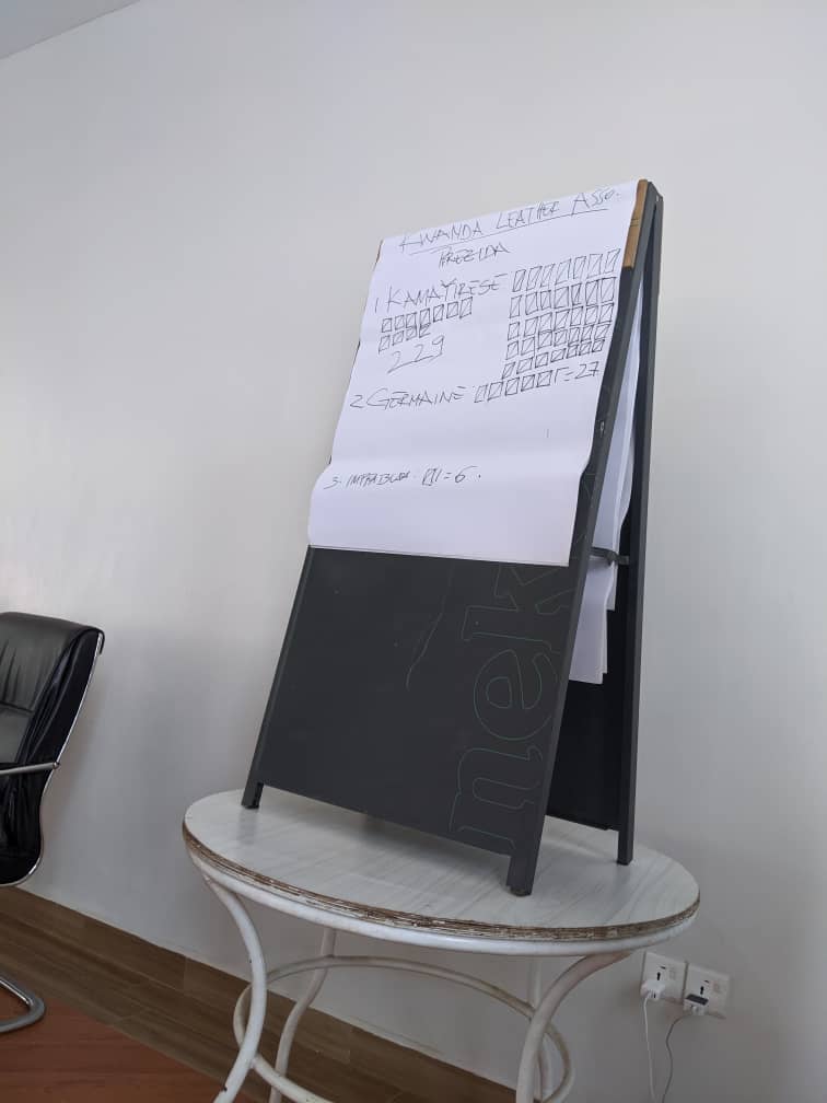 iwacupress1's tweet image. Kamayirese Jean d'Amour amaze gutorerwa kuyobora #RwandaLeatherAssociation (Ihuriro ry'abakora ibikomoka ku mpu mu Rwanda) ku majwi 229 ahigitse uwo bari bahanganye Mukashyaka Germain wagize amajwi 6. #RwOT