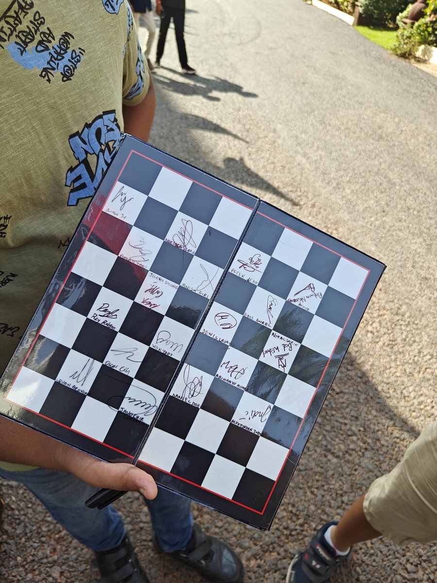 NaikSV5's tweet image. My day 2 at #FIDEWorldCup2025
Today was crazy! Top players were just popping up in all directions &amp;amp; I got so many pictures and autographs!

I met the kids from day 1 again today &amp;amp; this was their collection so far! This is their 2nd board btw. So jealous!