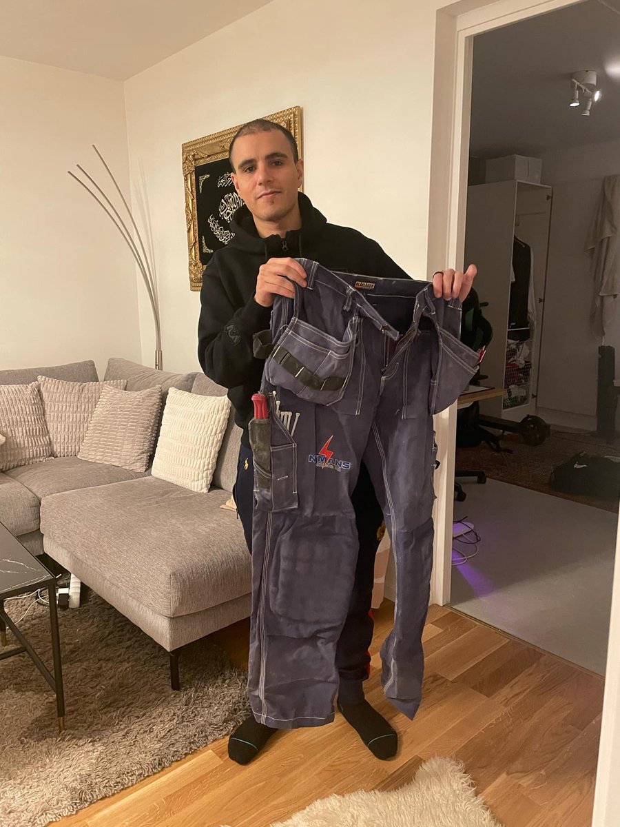 Found my old working pants from when I used to work as an electrician, 10 years ago I dropped everything to chase esports and league of legends

You never know where you'll end up, give your best and chase your passion

Also nice backup plan if offseason doesn't go well 😇