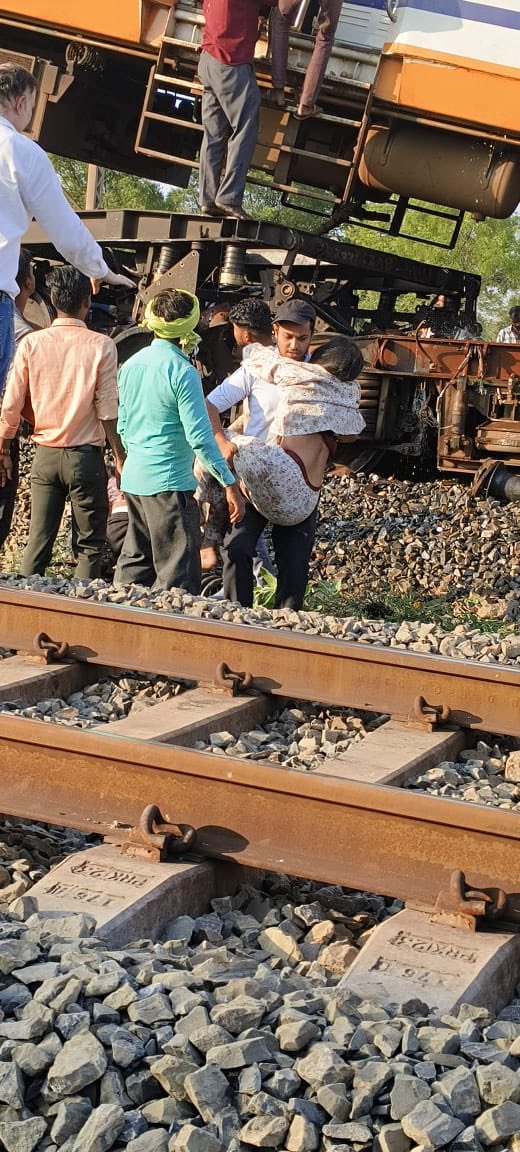 sarcastic_us's tweet photo. Heartbreaking news from #Chhattisgarh. 💔
The #TrainAccident near Bilaspur has claimed precious lives. My thoughts and prayers are with the bereaved families and all those affected by this tragedy. 🙏 https://t.co/h4ovQPEzI7