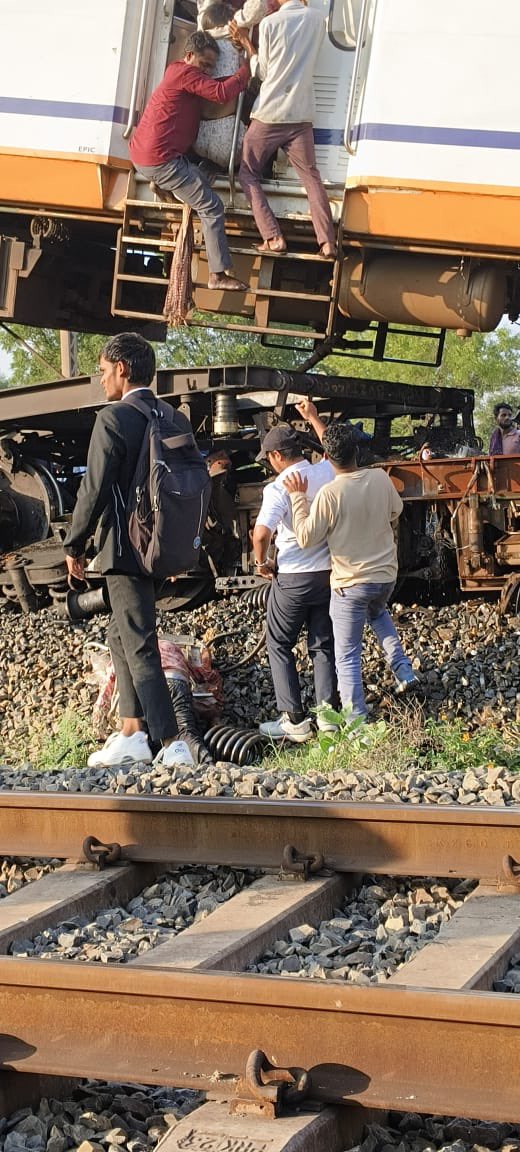 sarcastic_us's tweet photo. Heartbreaking news from #Chhattisgarh. 💔
The #TrainAccident near Bilaspur has claimed precious lives. My thoughts and prayers are with the bereaved families and all those affected by this tragedy. 🙏 https://t.co/h4ovQPEzI7
